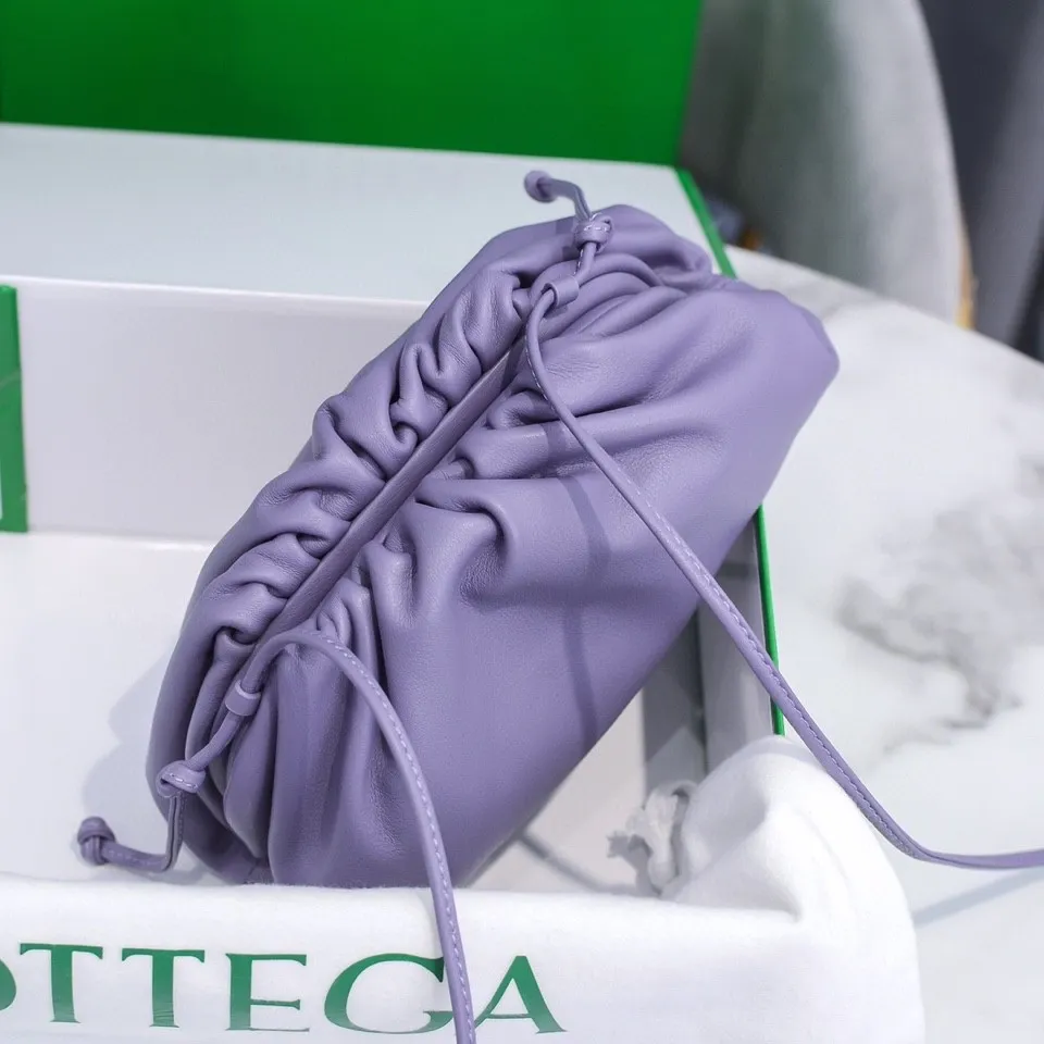 Batch 1120 Bottega Veneta cloud bag ☁️POUCH series original plain calfskin, super low-key and attractive, soft and casual, major Internet celebrity bloggers are crazy about calling it, fashionable and classy, ​​lazy and intellectual, small size: 23*13*8 (small cloud plain) lavender